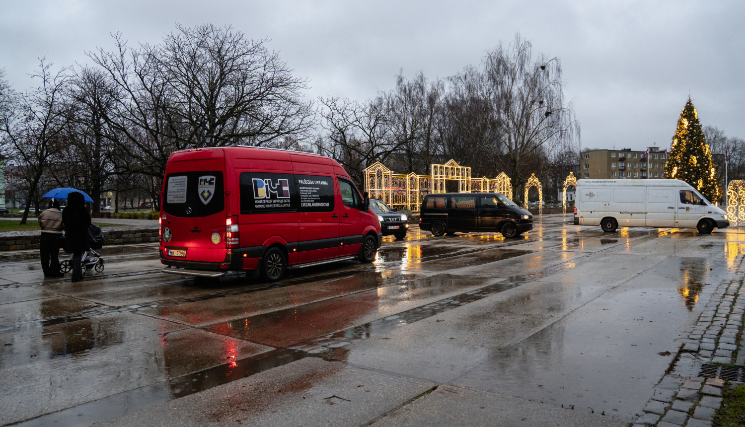  Uz Ukrainu devies palīdzības konvojs ar ziedojumiem