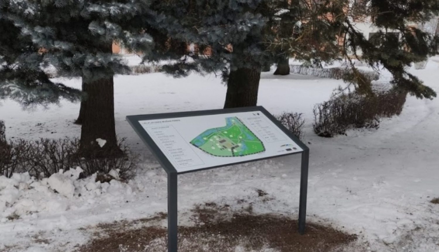 Izstrādātas un uzstādītas taktilās kartes trīs Jelgavas novada muižu parkos