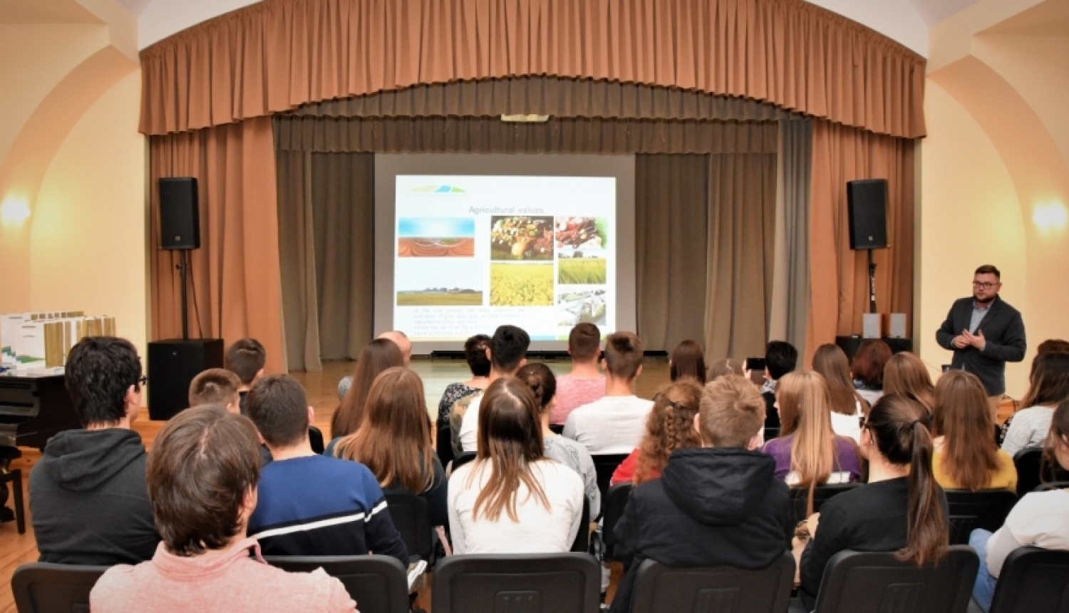 Kalnciema vidusskolā viesojas skolēni un pedagogi no 4 valstīm