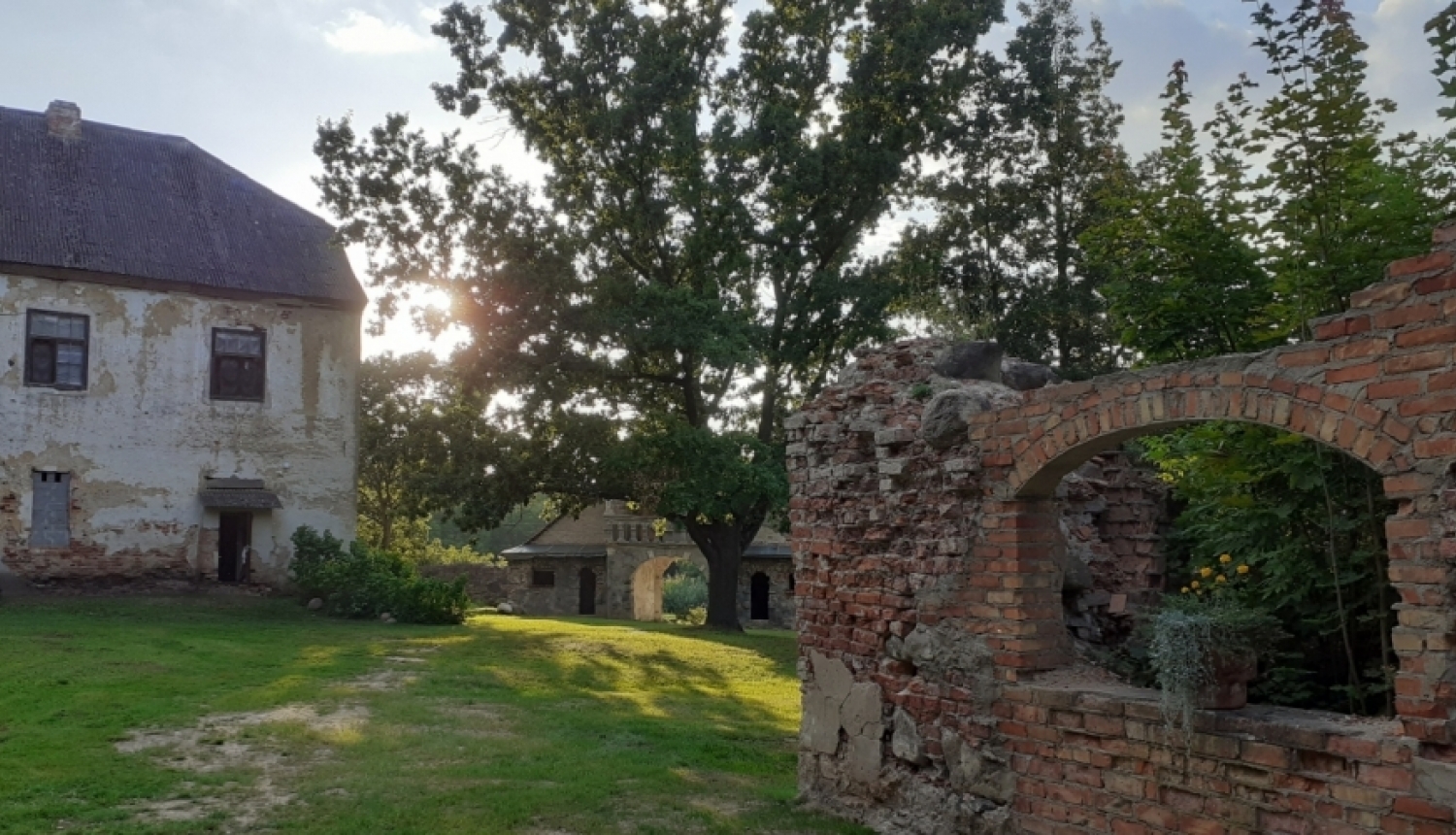 Bramberģes muižā restaurēs koka logus