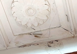 Lielplatones muižas pilī noslēgušies centrālās kāpņu telpas griestu un sienu apdares restaurācijas darbi