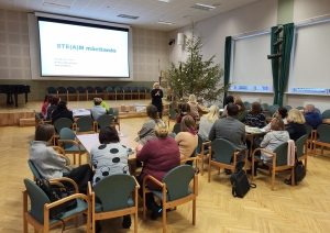 Jelgavas novada pašvaldības skolu pedagogi kopā ar kolēģiem no Jelgavas Valsts ģimnāzijas apgūst zināšanas par STEAM